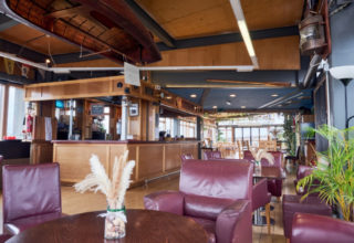 Greenwich Yacht Club – bar and seating