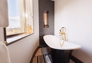 king-one-bed-suite-bath