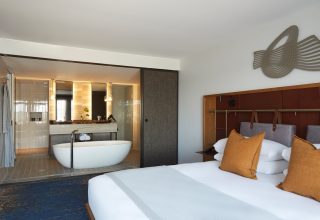 Balcony Suite bathroom